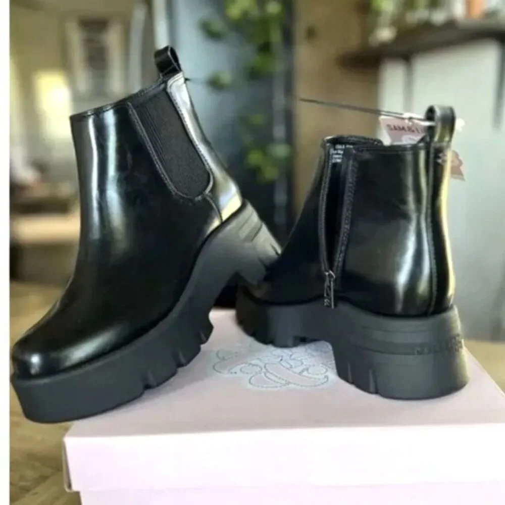 Women's Size: 7 Julia Booties Chelsea Upper w/ Chunky Bottom . Sam & Libby . New